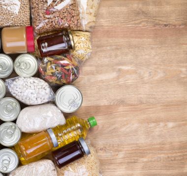 Ahşap arka plan üzerinde gıda bağışları