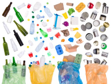 Beyaz ve plastik torbalarda izole çöp kutusu örnekleri 
