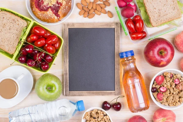 Eten voor de lunch op houten tafel — Stockfoto