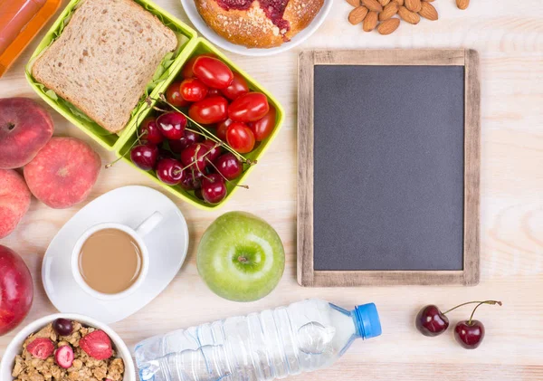 Eten voor de lunch op houten tafel — Stockfoto