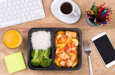 Beslenme çantası ile sağlıklı bir diyet yemek masasında işyerinde, üstten görünüm 