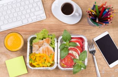 Beslenme çantası ile sağlıklı bir diyet yemek masasında işyerinde, üstten görünüm 