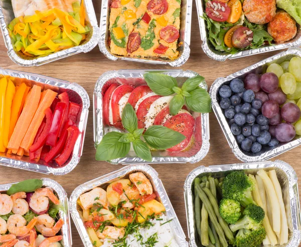 Sağlıklı Yemek Salata Kutularındaki Ahşap Masa Üstten Görünüm — Stok fotoğraf