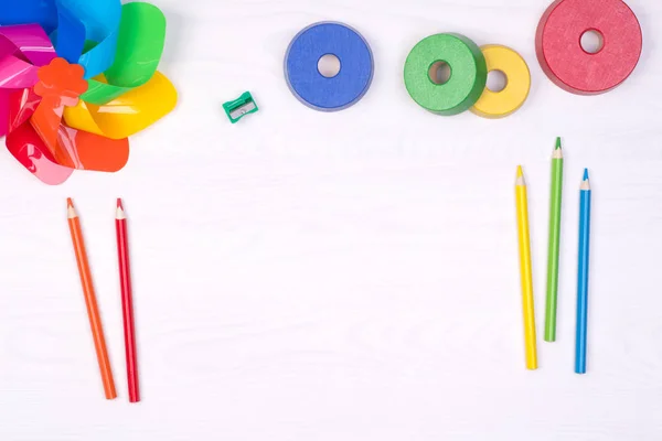 Escritorio Niño Con Lápices Juguetes Colores Vista Superior Con Espacio — Foto de Stock