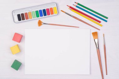 Renkli kurşun kalem, fırça ve suluboya, ile çocuğun Masası kopya alanı ile Üstten Görünüm 