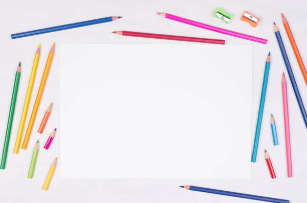 Boş Parça Kağıt Ile Çocuğun Masa Üzerinde Renkli Kalemler Kopya — Stok fotoğraf