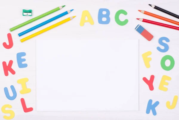 Aprender Leer Escribir Escritorio Niño Con Cuaderno Blanco Letras Colores — Foto de Stock