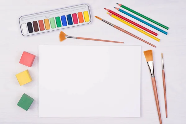 Biurko Dla Dzieci Kolorowe Ołówki Pędzle Akwarele Widok Góry Miejsca — Zdjęcie stockowe