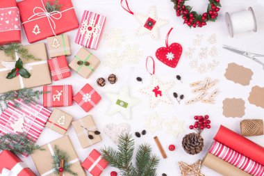 Noel hediyeleri ve dekorasyon Beyaz ahşap arka planda, üstten görünüm 