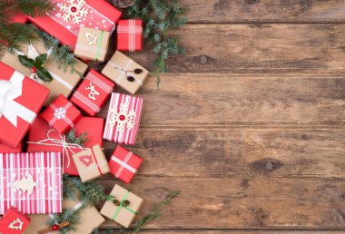 Kopya alanı, üstten görünüm ile ahşap arka plan üzerinde Noel hediyeleri 