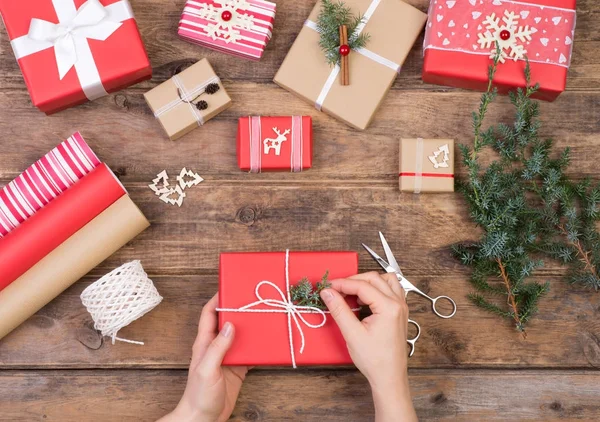 Emballage Cadeaux Noël Sur Une Table Bois Vue Dessus — Photo