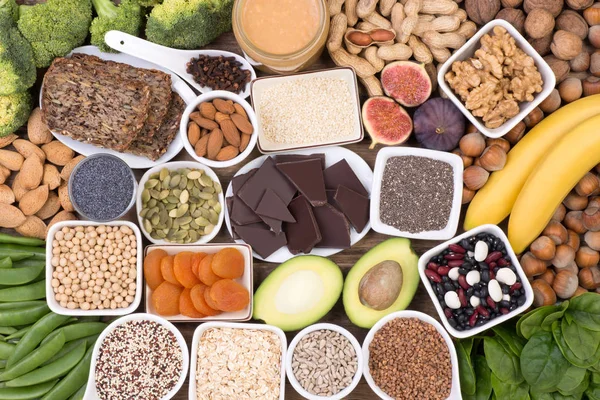 Olika Magnesium Matkällor Såsom Korn Frukt Grönsaker Och Choklad Ovanifrån — Stockfoto
