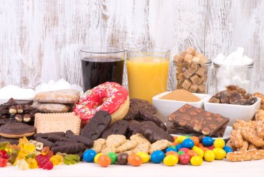 Çok fazla şeker içeren gıda. Diyet şeker obezite, diyabet ve diğer sağlık sorunları neden olur