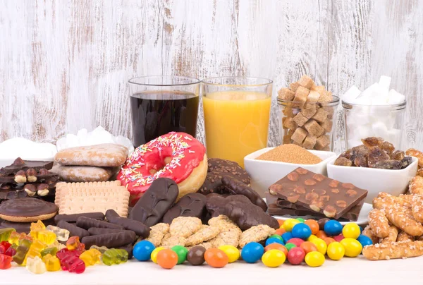 あまりにも多くの砂糖を含む食品 砂糖の食事療法により 糖尿病 その他の健康上の問題 — ストック写真