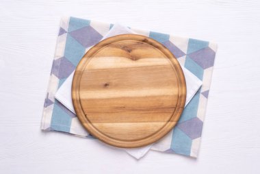 Kesme tahtası veya pizza tahtası ve mutfak havluları beyaz ahşap masa üstü, üst manzara