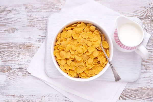 Fiocchi Mais Una Ciotola Bianca Con Brocca Latte Tavolo Legno — Foto Stock