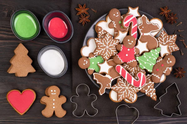 Decoreren Kerst Peperkoek Koekjes Houten Rustieke Tafel — Stockfoto