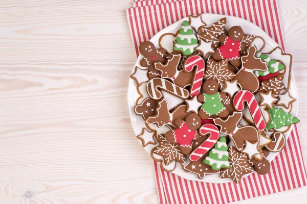 Weihnachten Lebkuchen Auf Weißem Teller Auf Hölzernem Hintergrund — Stockfoto