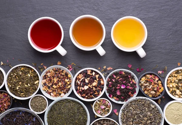 Auswahl Teetassen Getrockneten Blättern Früchten Und Kräutern Schalen Auf Dunklem — Stockfoto