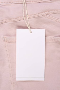 Pantolonda beyaz etiket