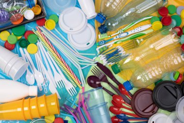 Tek kullanımlık plastik eşyalar, şişeler, fincanlar, çatallar, kaşıklar ve pipetler gibi özellikle okyanuslarda kirliliğe yol açan şeyler. Üst görünüm.