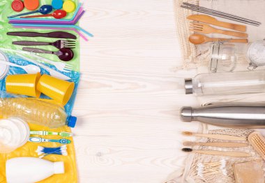 Yeniden kullanılabilir keten alışveriş poşetleri, cam kavanozlar ve tahta diş fırçaları plastik tek kullanımlık nesnelere karşı sıfır atık çevre dostu yeniden kullanılabilir nesneler