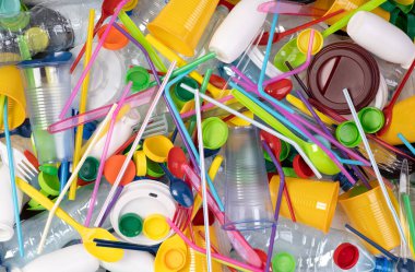 Tek kullanımlık plastik eşyalar, şişeler, fincanlar, çatallar, kaşıklar ve pipetler gibi özellikle okyanuslarda kirliliğe yol açan şeyler. Üst görünüm.