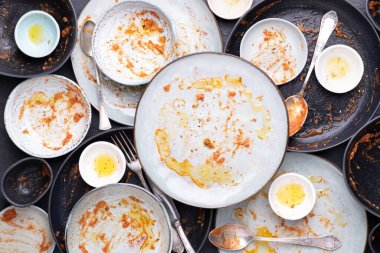 Yemekten sonra kirli tabaklar, kâseler ve çatal bıçak takımı.