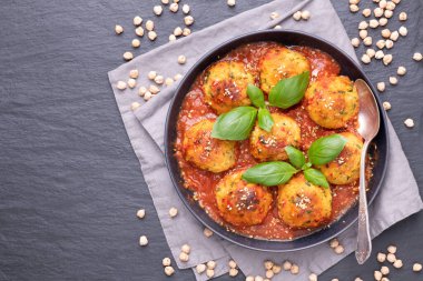 Domates soslu vejetaryen nohut topları