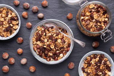 Fındıklı, kuru üzümlü ve tohumlu ev yapımı granola, kahvaltı için iyi bir seçim veya sağlıklı atıştırmalık.
