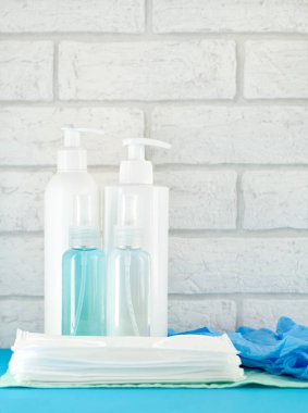 El dezenfektanı, cerrahi maske ve lateks eldivenler gibi virüs enfeksiyonunu önlemek için koruyucu ekipman