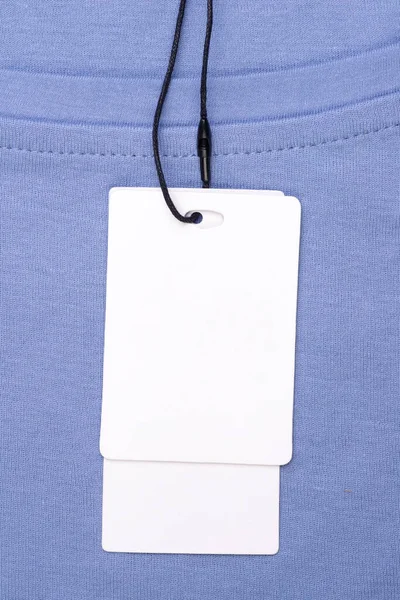 青いTシャツの文字列とブランク価格タグ — ストック写真