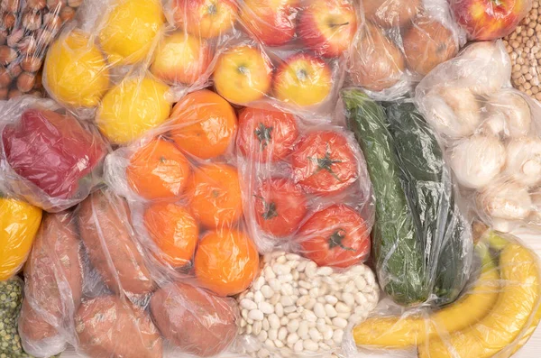 塑料包装 塑料袋中的水果和蔬菜 — 图库照片
