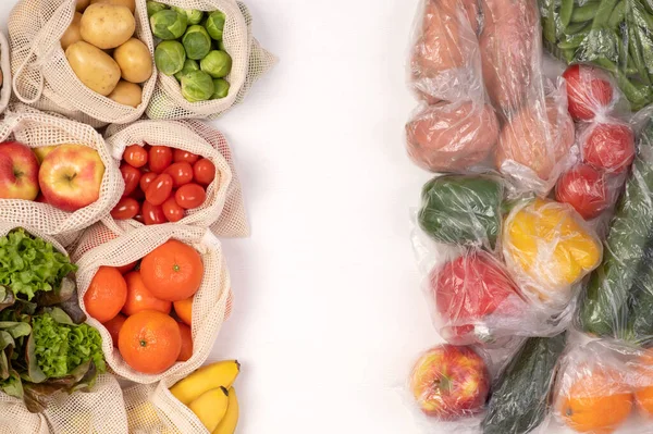 廃棄物ゼロとプラスチック包装 環境に優しい再利用可能な綿の袋やビニール袋に果物や野菜 コピースペース付きのトップビュー — ストック写真