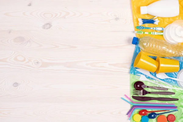 Tek Kullanımlık Plastik Eşyalar Şişeler Fincanlar Çatallar Kaşıklar Pipetler Gibi — Stok fotoğraf
