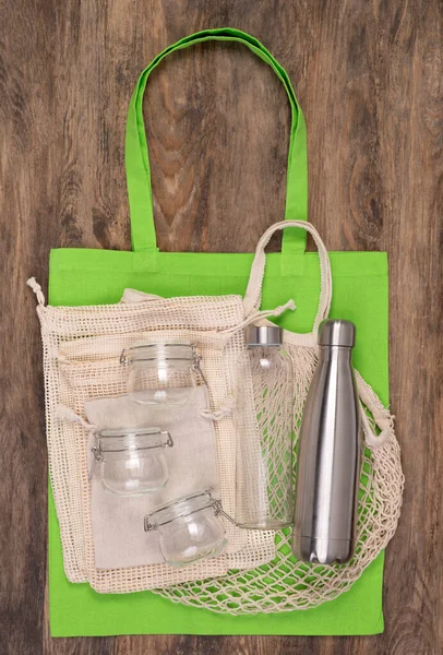 零浪费环保物品 如可重复使用的亚麻布购物袋及木制底座玻璃瓶 — 图库照片