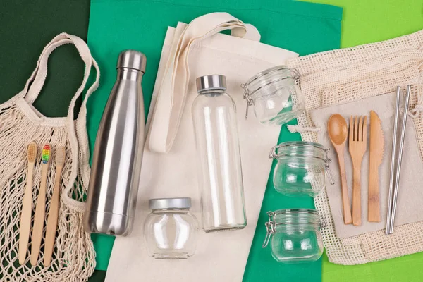 零浪费环保可重复使用物品 例如可重复使用的亚麻布购物袋 玻璃瓶和木制背景牙刷 — 图库照片