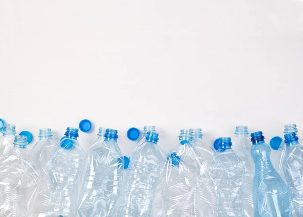 Mnóstwo Plastikowych Butelek Białym Tle Przestrzenią Kopiowania — Zdjęcie stockowe