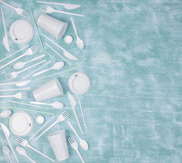 Objetos Plásticos Desechables Blancos Solo Uso Como Botellas Tazas Tenedores —  Fotos de Stock