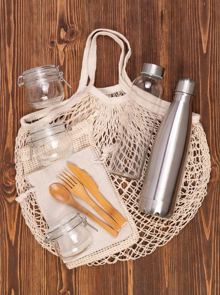 零浪费环保物品 如可重复使用的亚麻布购物袋及木制底座玻璃瓶 — 图库照片