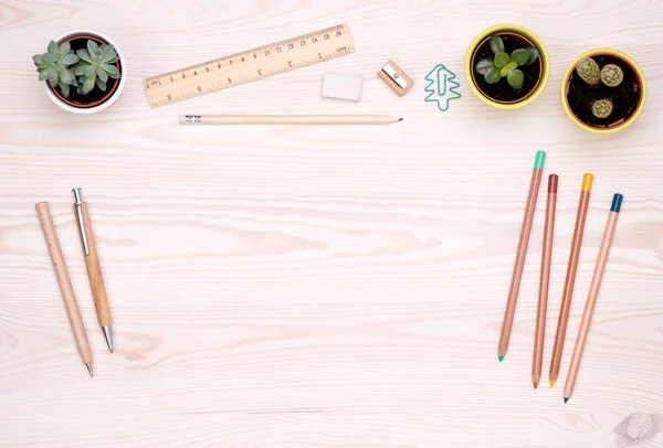 Skrivbord Med Miljövänliga Kontorsmaterial Såsom Träpenna Pennor Och Små Växter — Stockfoto