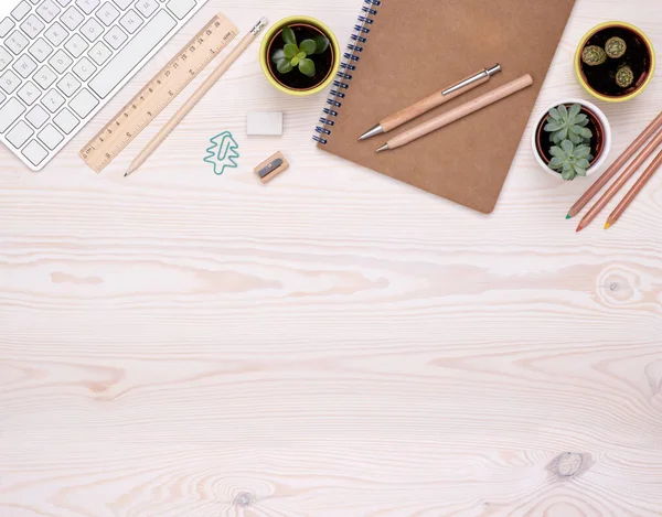Schreibtisch Mit Umweltfreundlichem Büromaterial Wie Holzstift Bleistiften Und Braunem Papier — Stockfoto