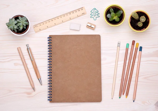 Schreibtisch Mit Umweltfreundlichem Büromaterial Wie Holzstift Bleistiften Und Braunem Papier — Stockfoto