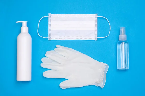预防病毒感染的防护设备 例如手部清洁剂 外科口罩及乳胶手套 — 图库照片