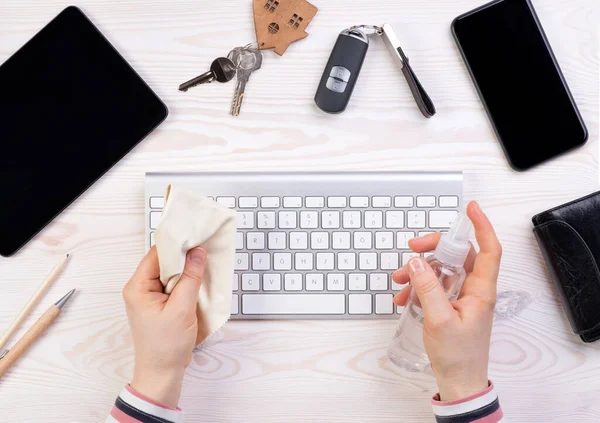 Kvinna Rengöring Dator Tangentbord Med Antiseptisk Spray Ovanifrån — Stockfoto