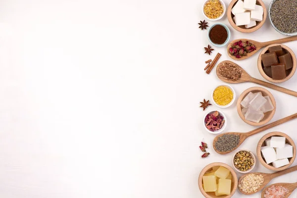 Ingredientes Sabão Caseiros Cinco Tipos Bases Sabão Glicerina Tigelas Madeira — Fotografia de Stock