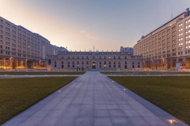La Moneda Sarayı | Santiago | Şili / Palacio de La Moneda (Para Birimi Sarayı), ya da kısaca La Moneda, Şili Cumhuriyeti Cumhurbaşkanı'nın merkezidir..
