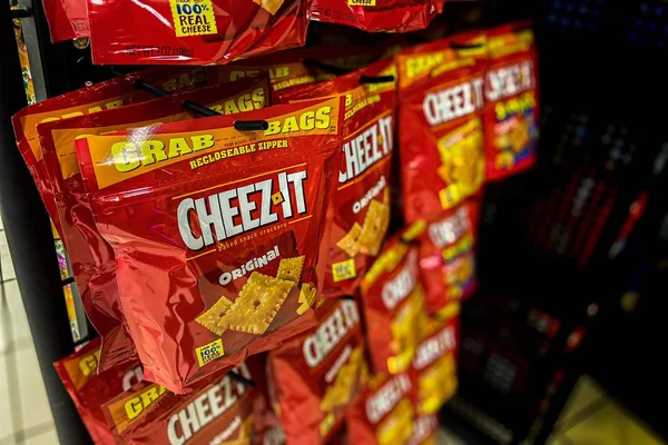 Saint Louis, MOOct 18, 2020; kırmızı ve sarı esnek paket kraker markası ile işaretlenmiş, Kellogg şirketi ürünü, satışa hazır. 