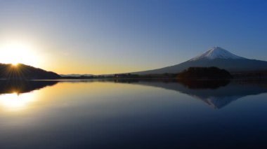 Gündoğumu ve Mt. Fuji Gölü 