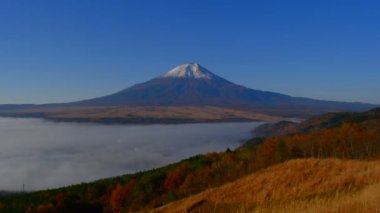 Mt.Fuji ve Oshino tepe Köyü'nden bulutlar deniz 11/13/2017 Japonya
